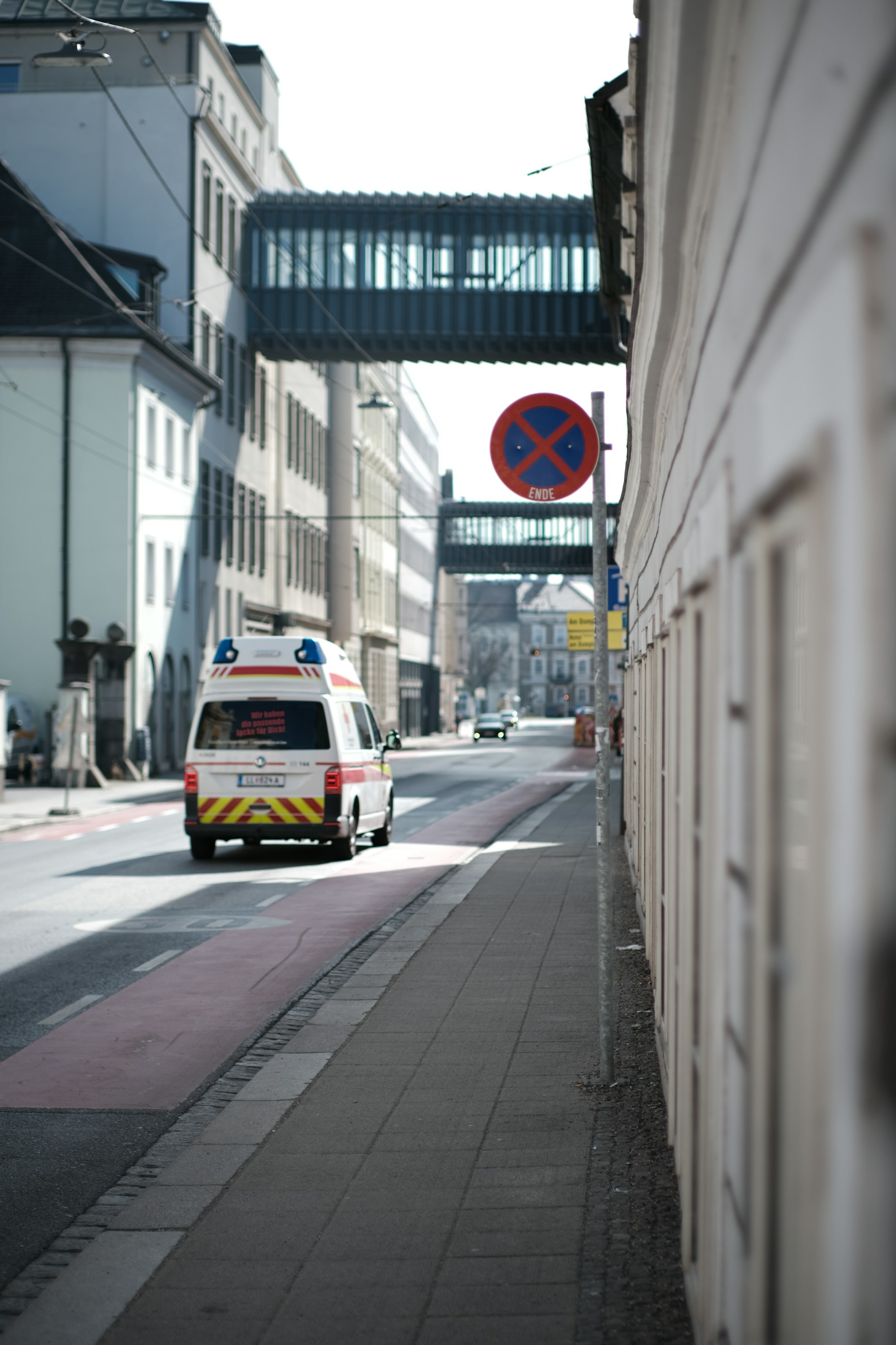 Ambulância deslocando-se em ambiente urbano