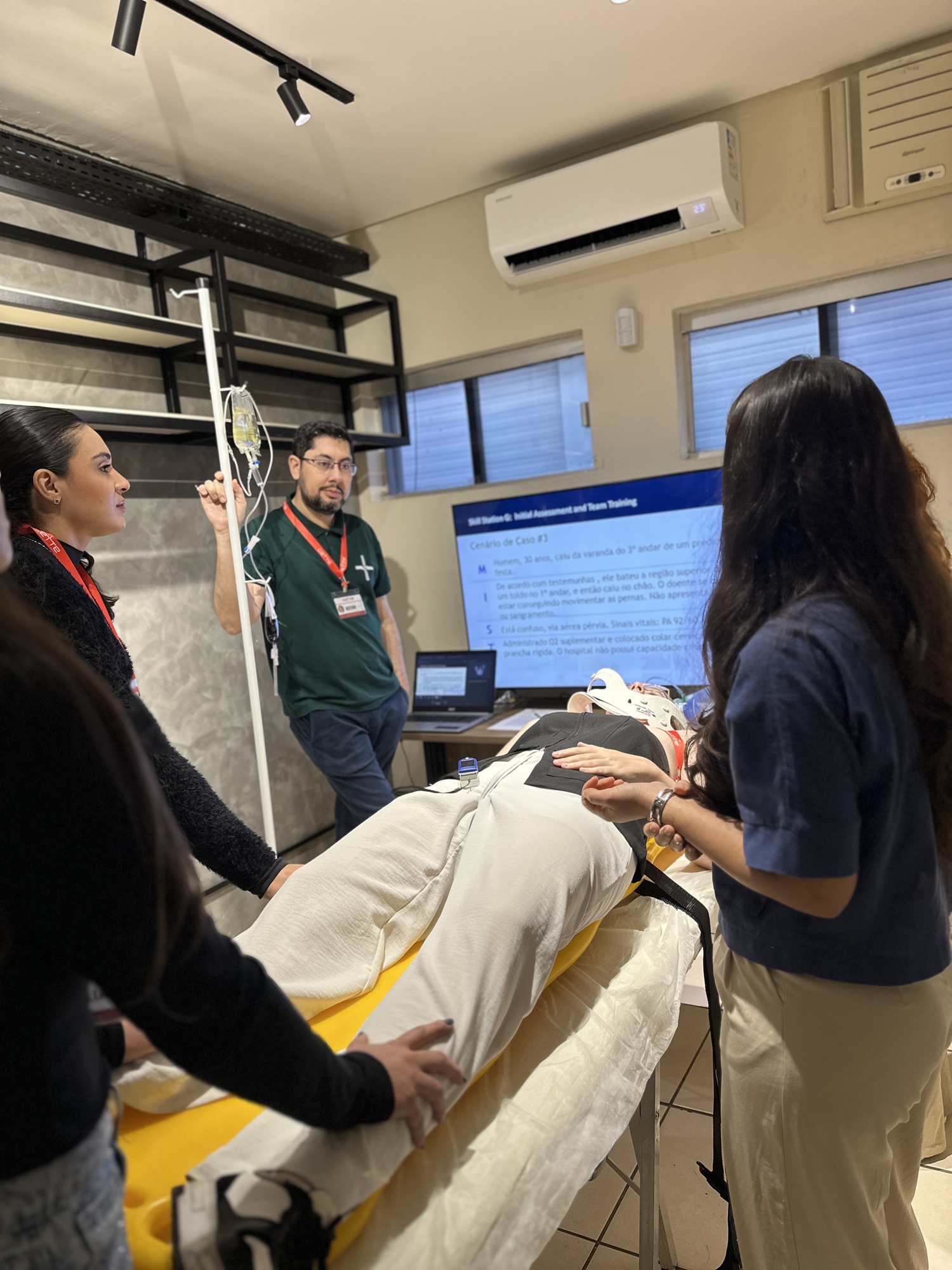 Instrutores apresentam um cenário clínico antes da simulação