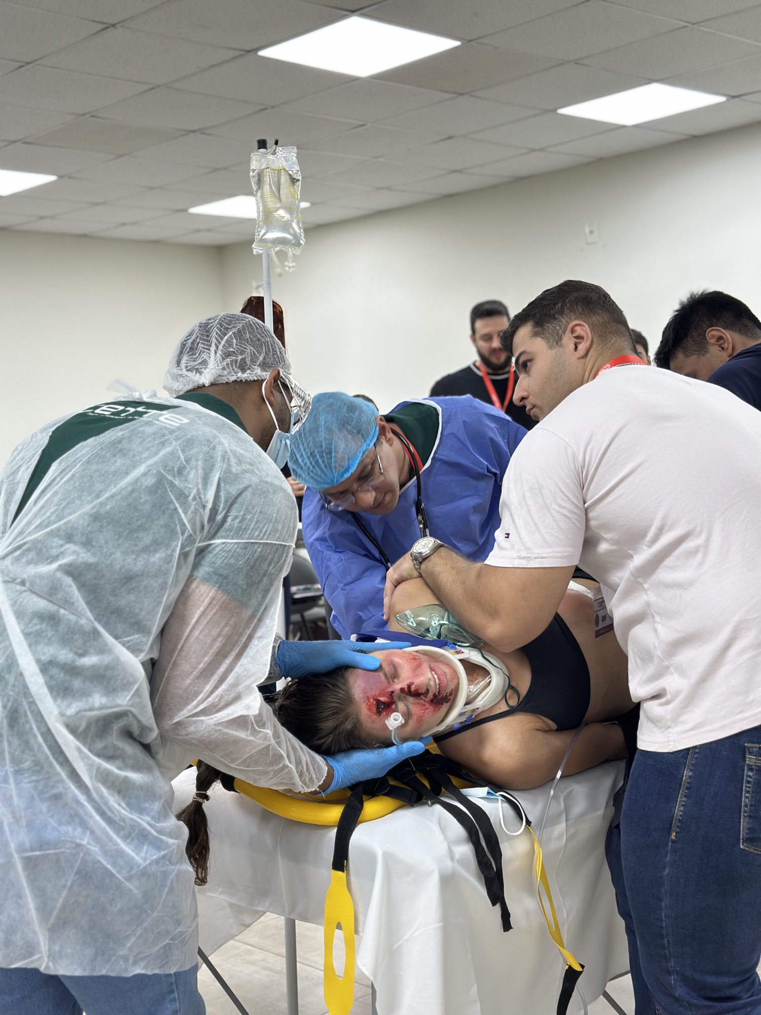 Equipe realiza atendimento simulado de trauma com múltiplos profissionais