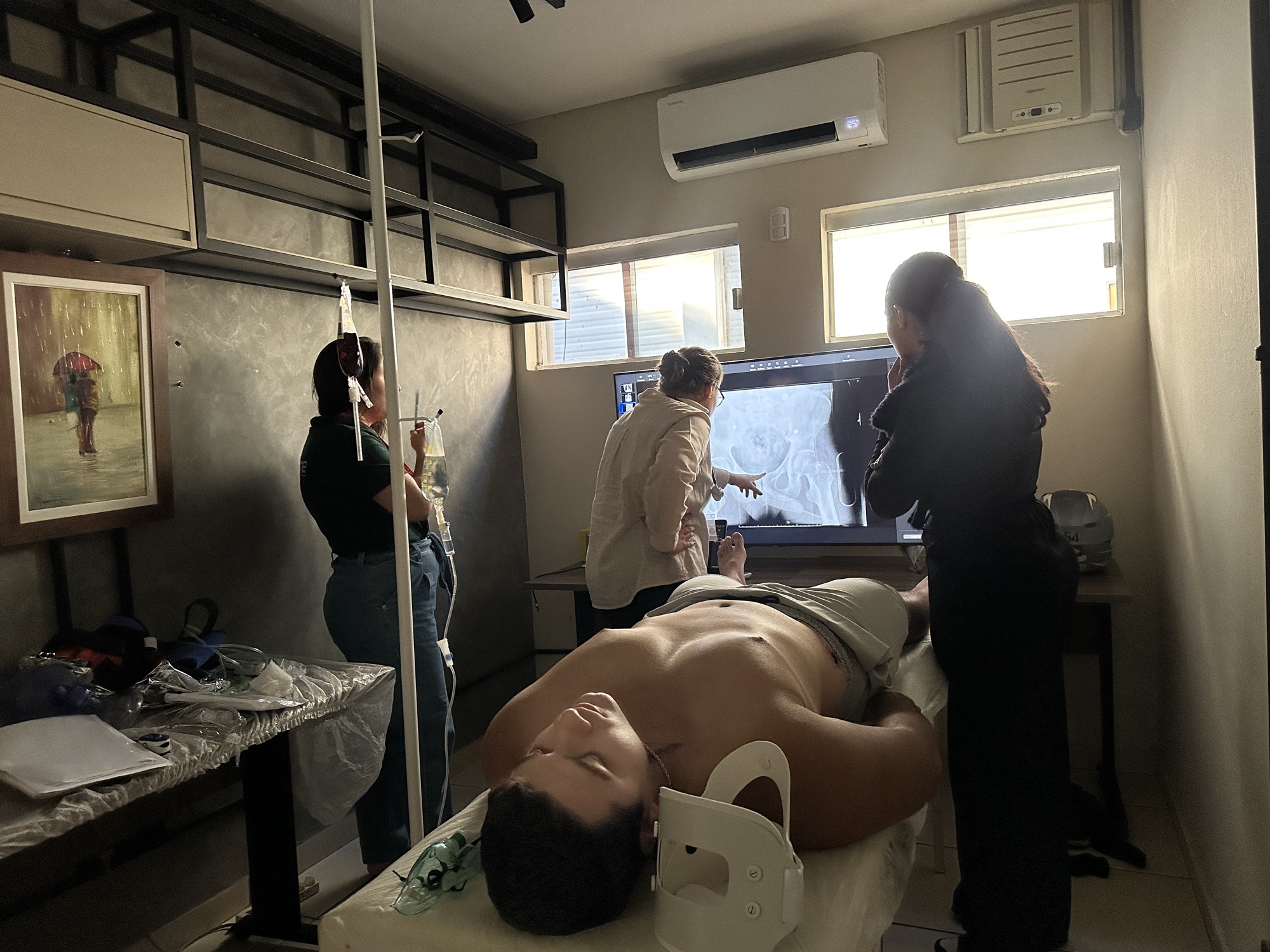 Equipe revisa exames de imagem após um cenário de simulação
